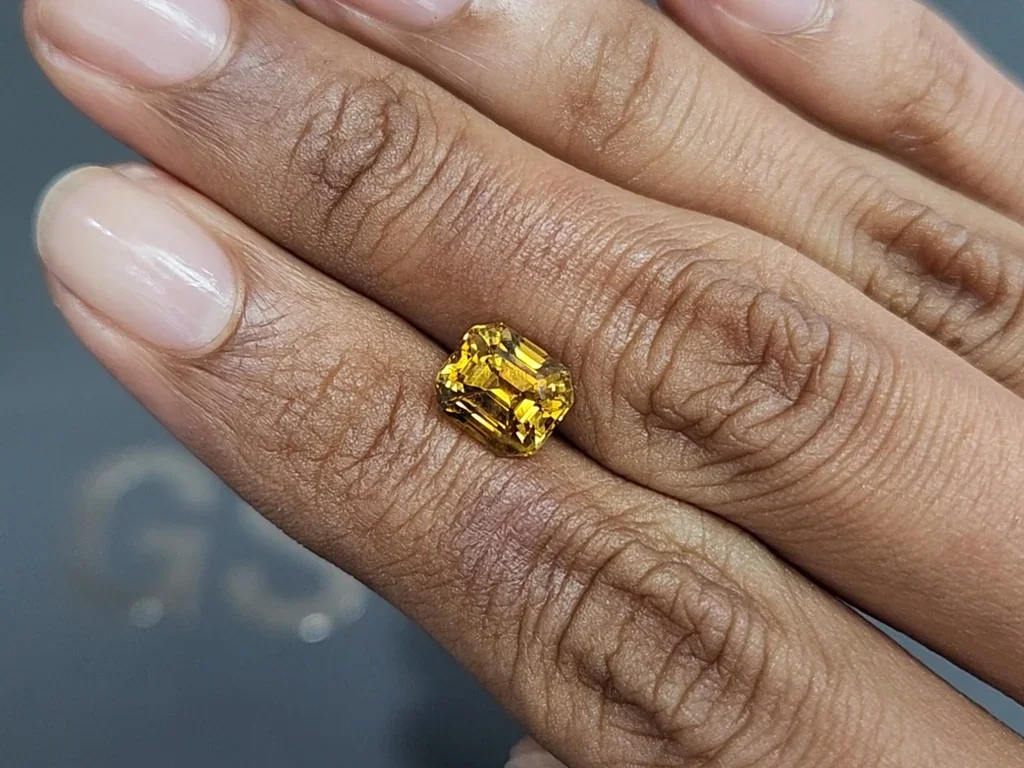 Yellow chrysoberyl octagon cut 3.08 carats, Sri Lanka 2