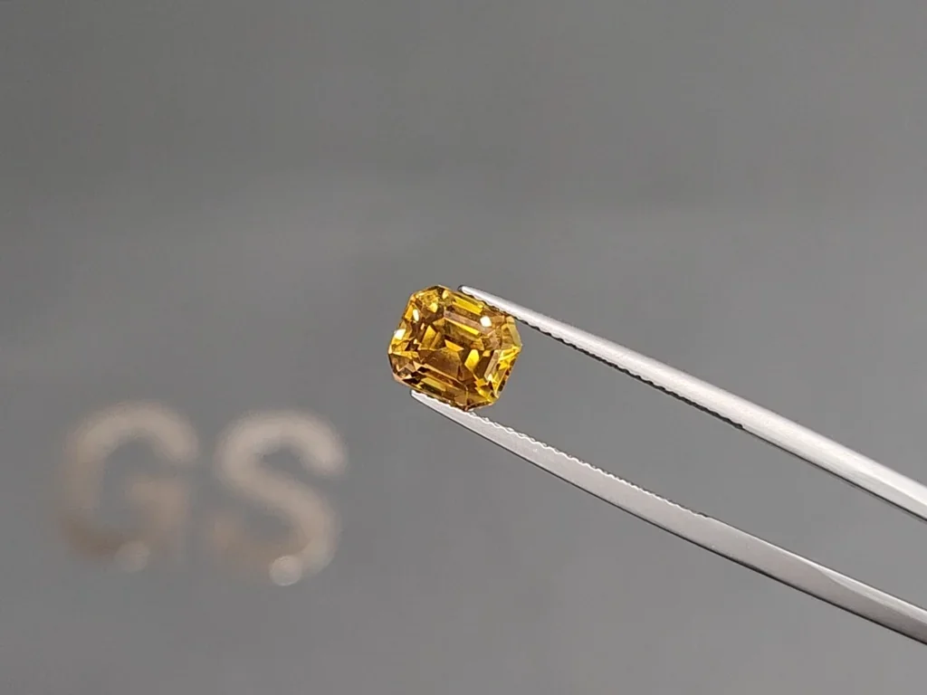 Yellow chrysoberyl octagon cut 3.08 carats, Sri Lanka 3