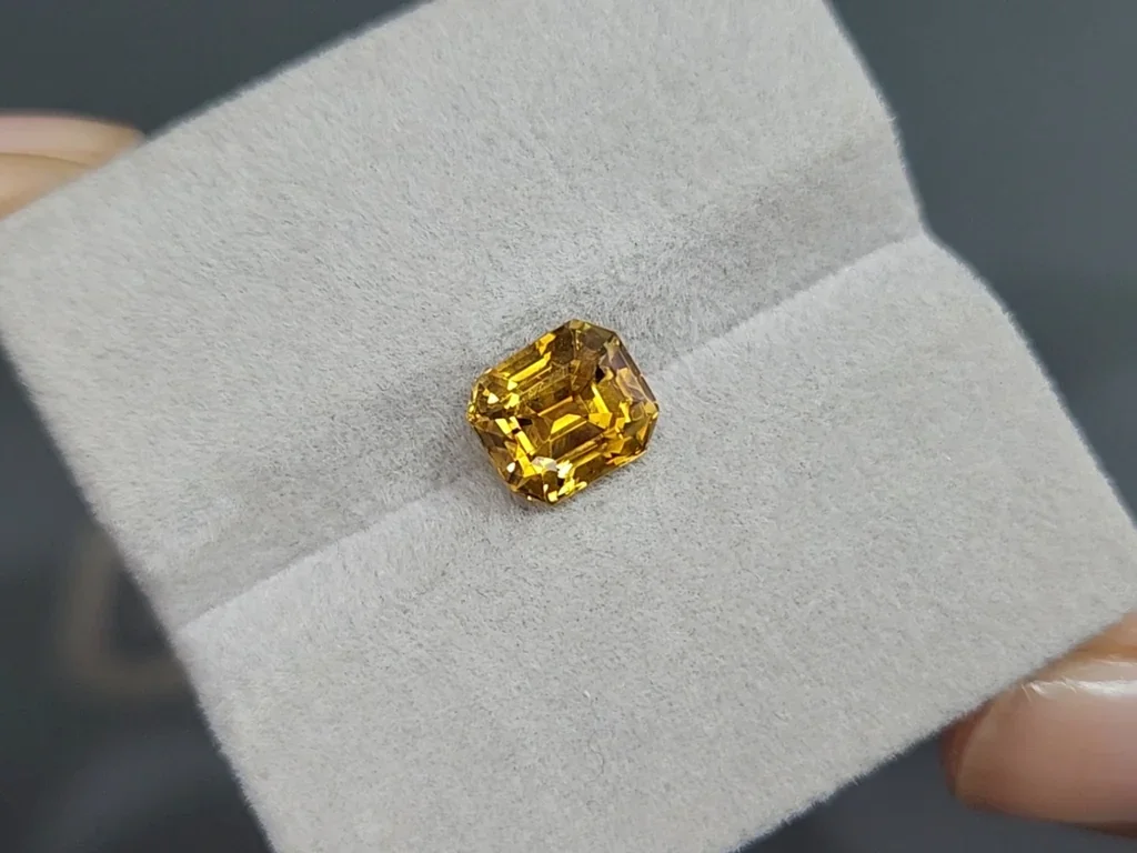 Yellow chrysoberyl octagon cut 3.08 carats, Sri Lanka 4