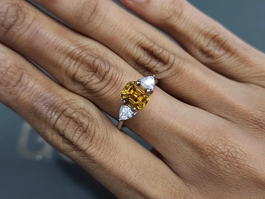 Yellow chrysoberyl octagon cut 3.08 carats, Sri Lanka 5