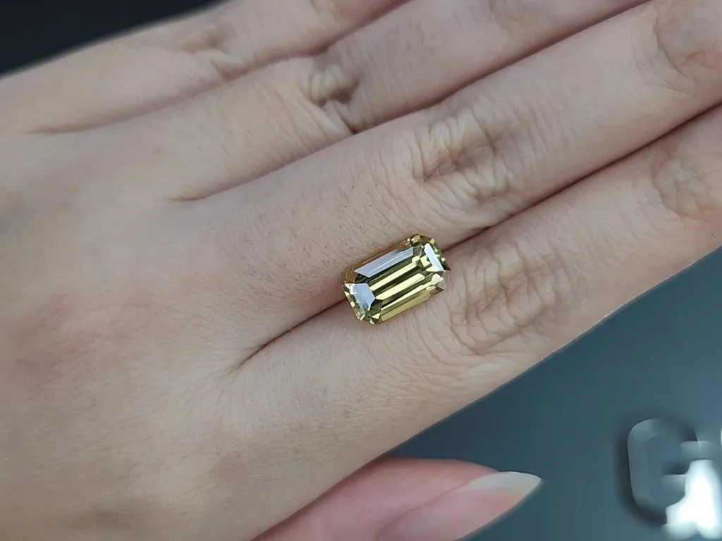 Yellow chrysoberyl octagon cut 4.04 carats, Madagascar 2