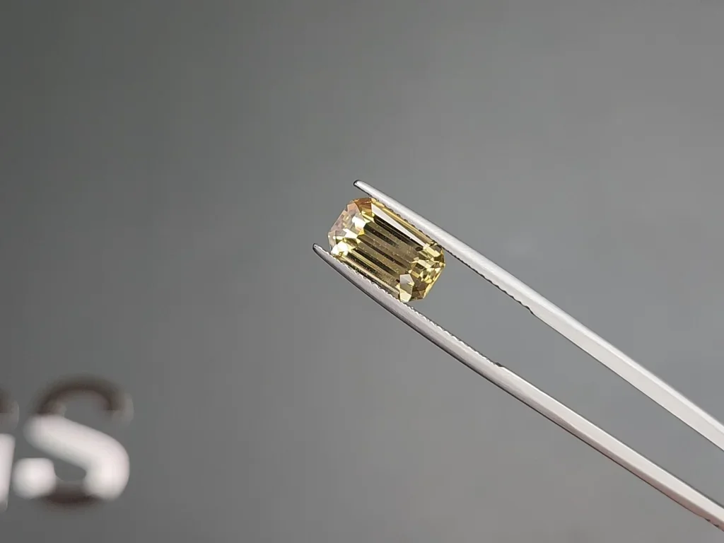 Yellow chrysoberyl octagon cut 4.04 carats, Madagascar 3