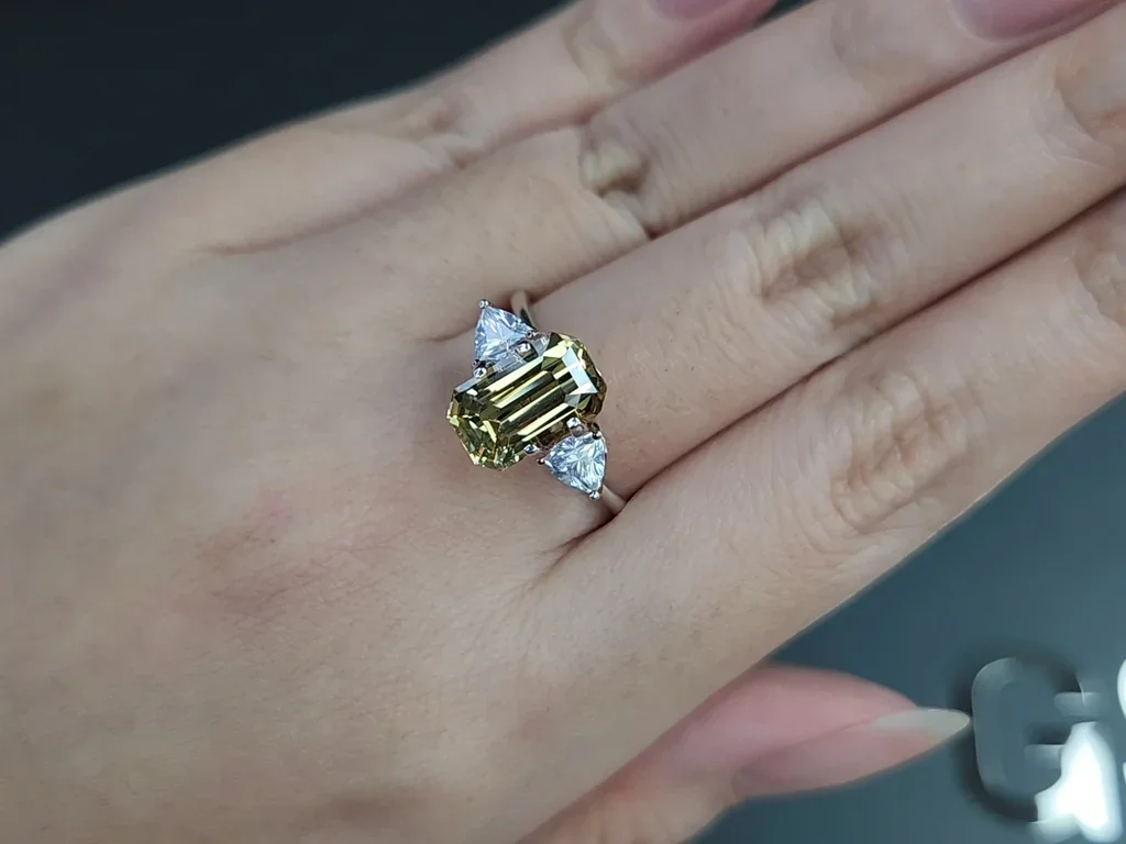 Yellow chrysoberyl octagon cut 4.04 carats, Madagascar 5