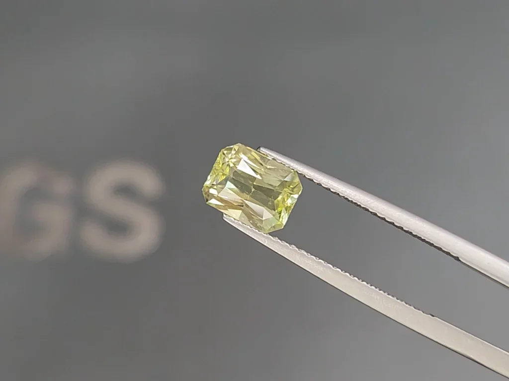 Yellow chrysoberyl radiant cut 2.01 carats, Madagascar 3