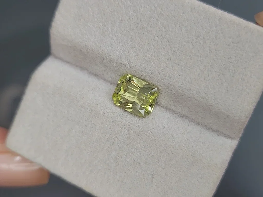 Yellow chrysoberyl radiant cut 2.01 carats, Madagascar 4