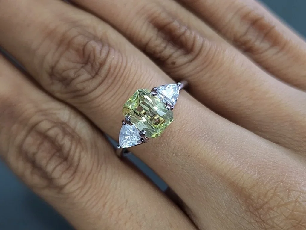 Yellow chrysoberyl radiant cut 2.01 carats, Madagascar 5