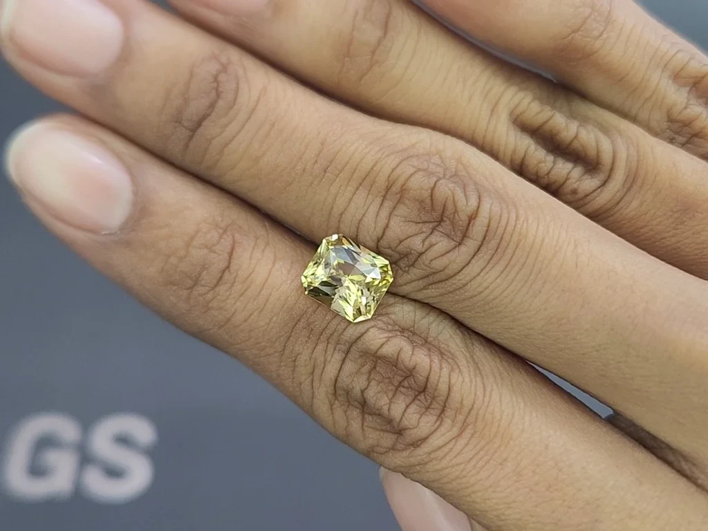 Yellow chrysoberyl radiant cut 3.02 carats, Sri Lanka 2
