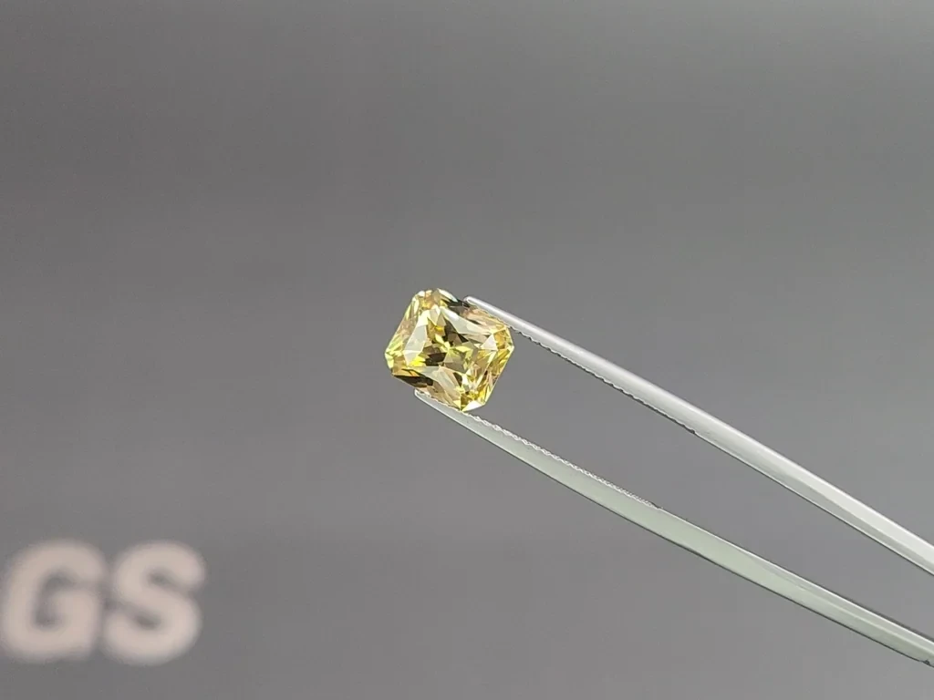 Yellow chrysoberyl radiant cut 3.02 carats, Sri Lanka 3