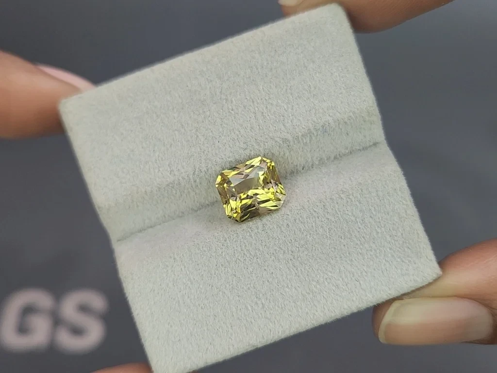 Yellow chrysoberyl radiant cut 3.02 carats, Sri Lanka 4