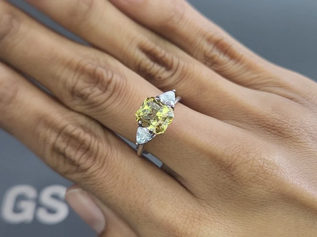 Yellow chrysoberyl radiant cut 3.02 carats, Sri Lanka 5