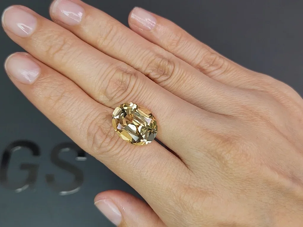 Yellow citrine precision cut oval 9.31 carats, Africa 2