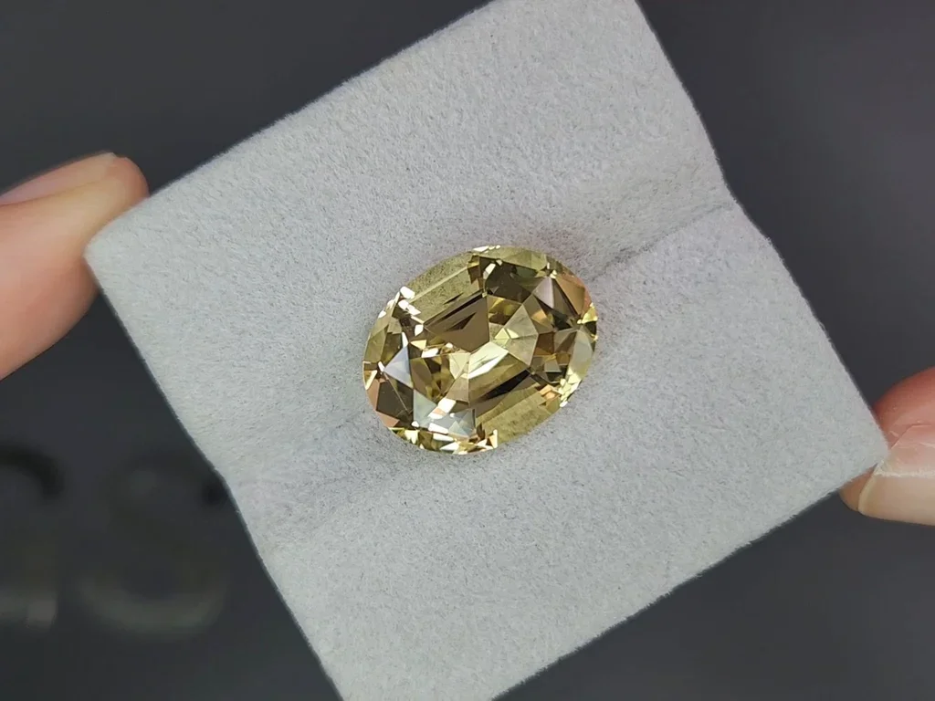 Yellow citrine precision cut oval 9.31 carats, Africa 4