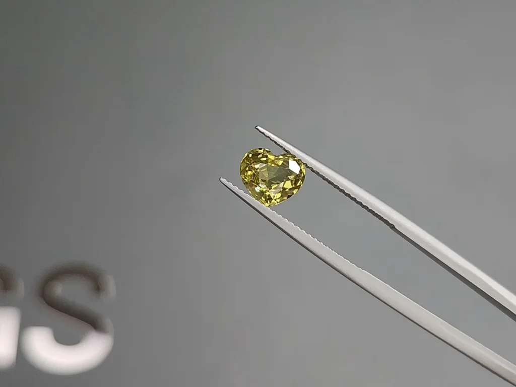 Yellow-green chrysoberyl heart shape 2.06 carats, Madagascar 3