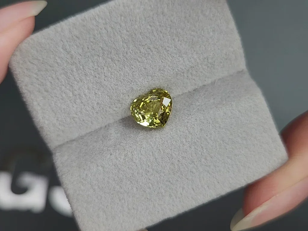 Yellow-green chrysoberyl heart shape 2.06 carats, Madagascar 4