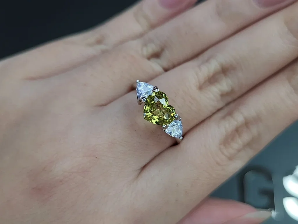 Yellow-green chrysoberyl heart shape 2.06 carats, Madagascar 5