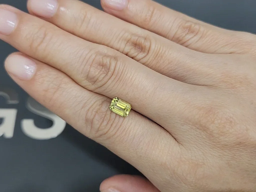 Yellow-green chrysoberyl in octagon cut 1.54 carats, Sri Lanka 2