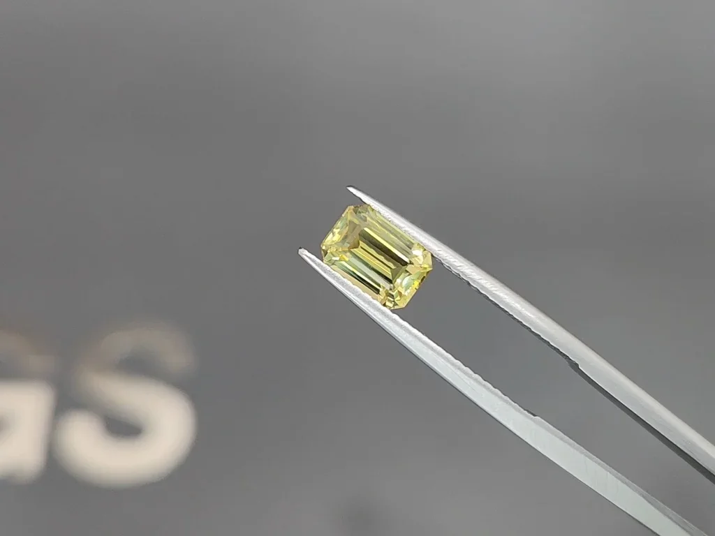 Yellow-green chrysoberyl in octagon cut 1.54 carats, Sri Lanka 3