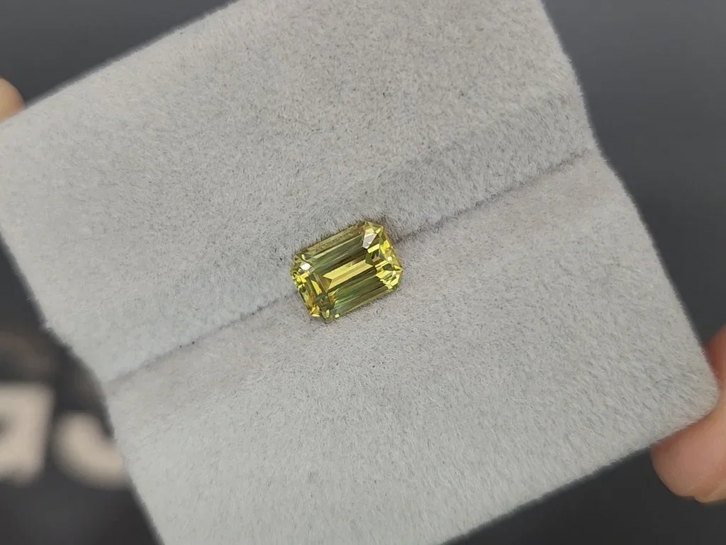 Yellow-green chrysoberyl in octagon cut 1.54 carats, Sri Lanka 4