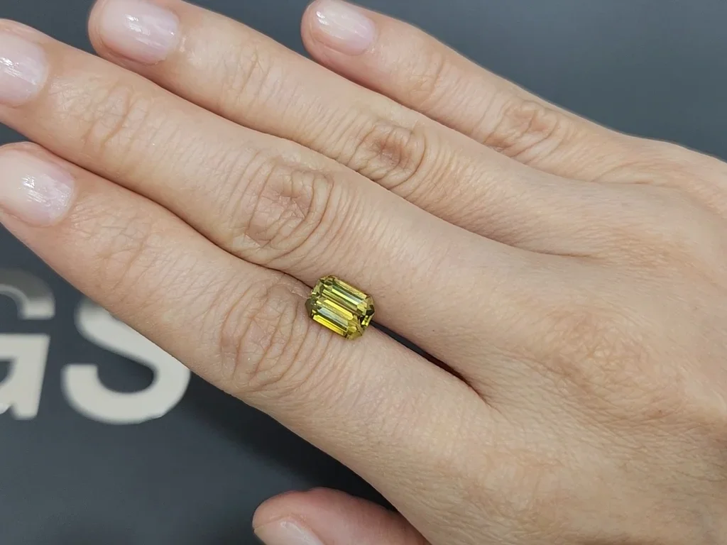 Yellow-green chrysoberyl in octagon cut 2.45 carats, Sri Lanka 2