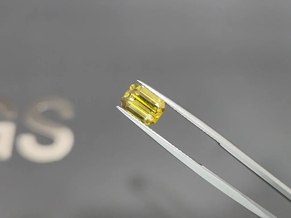 Yellow-green chrysoberyl in octagon cut 2.45 carats, Sri Lanka 3