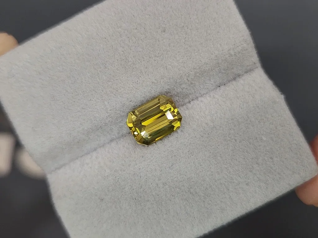 Yellow-green chrysoberyl in octagon cut 2.45 carats, Sri Lanka 4