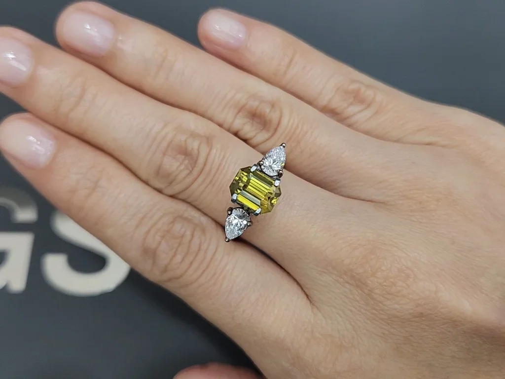 Yellow-green chrysoberyl in octagon cut 2.45 carats, Sri Lanka 5