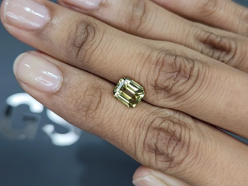 Yellow green chrysoberyl octagon cut 2.57carats, Sri Lanka 2