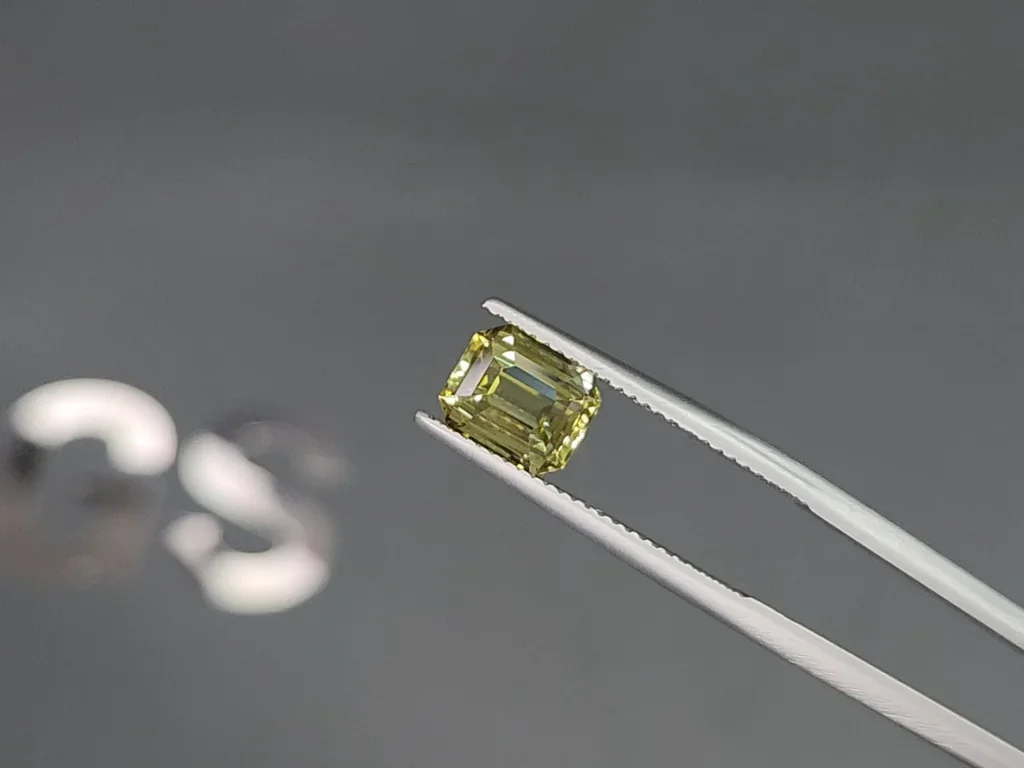 Yellow green chrysoberyl octagon cut 2.57carats, Sri Lanka 3