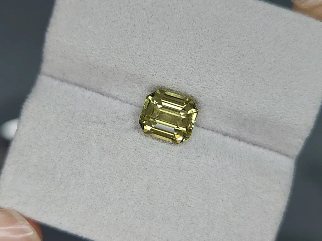 Yellow green chrysoberyl octagon cut 2.57carats, Sri Lanka 4