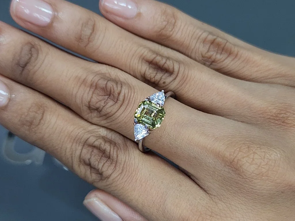 Yellow green chrysoberyl octagon cut 2.57carats, Sri Lanka 5