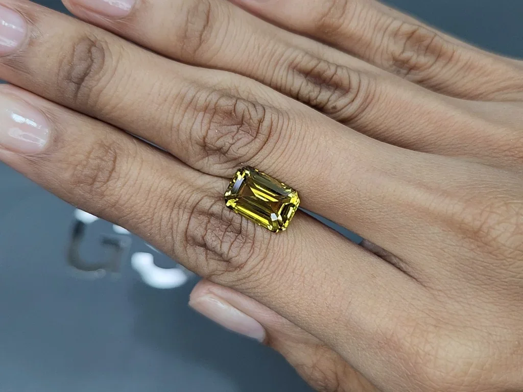Yellow green chrysoberyl octagon cut 5.84 carats, Sri Lanka 2