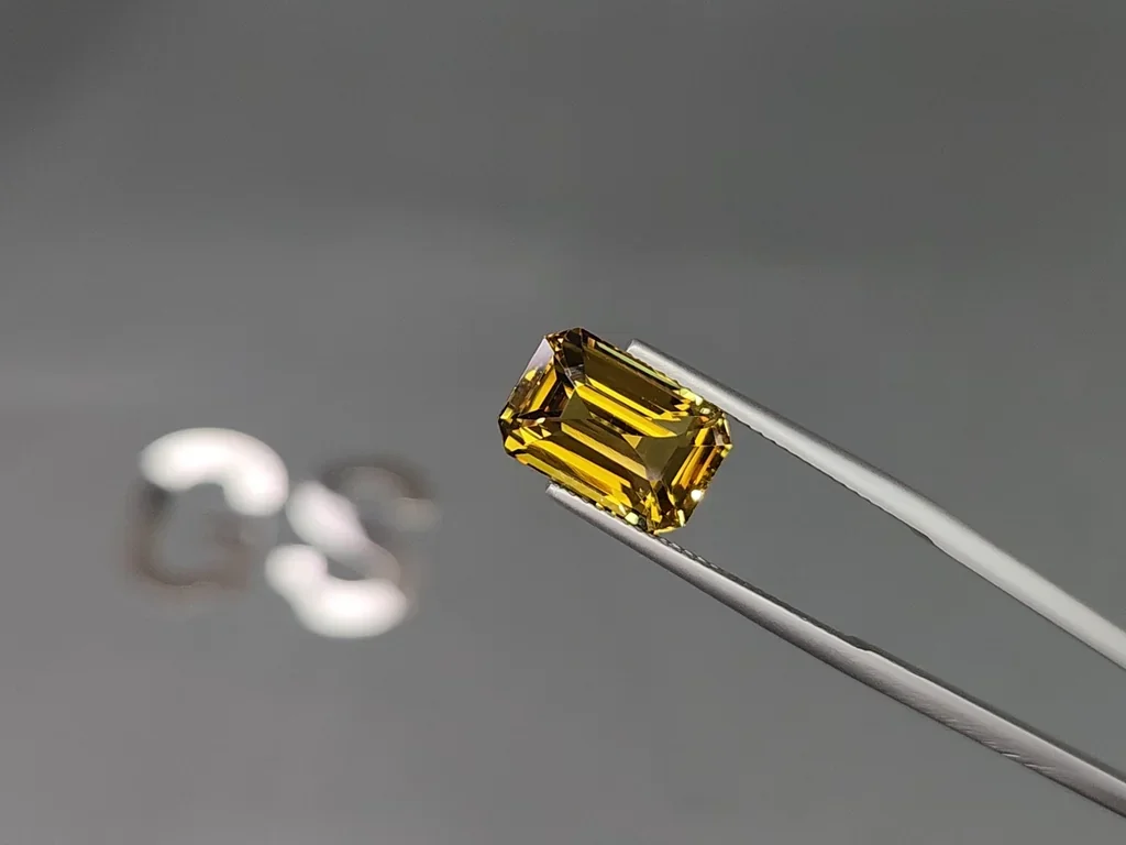 Yellow green chrysoberyl octagon cut 5.84 carats, Sri Lanka 3