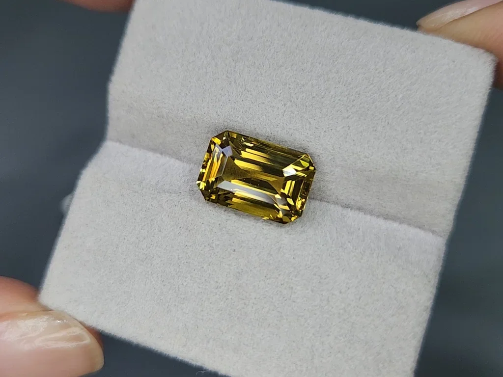 Yellow green chrysoberyl octagon cut 5.84 carats, Sri Lanka 4