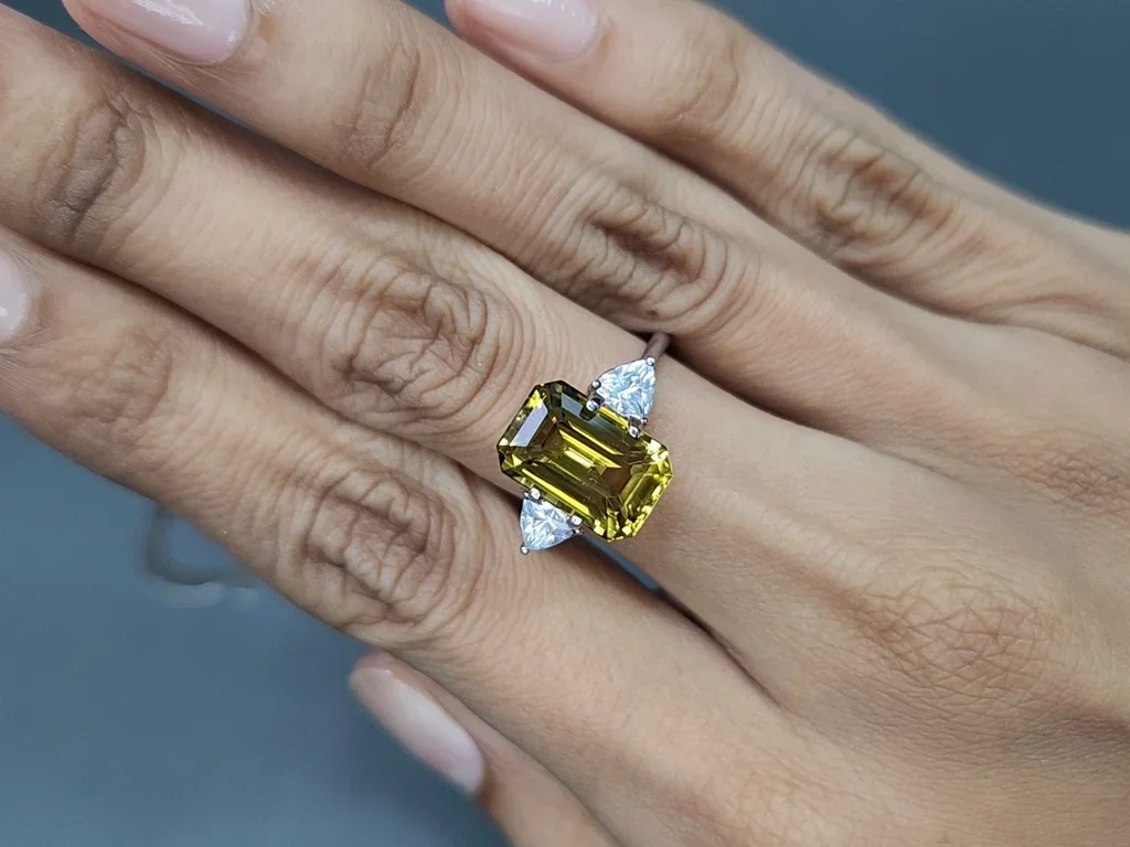 Yellow green chrysoberyl octagon cut 5.84 carats, Sri Lanka 5