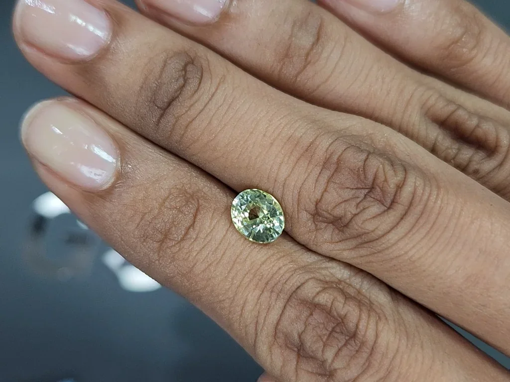Yellow green chrysoberyl oval cut 1.67 carats, Sri Lanka 2