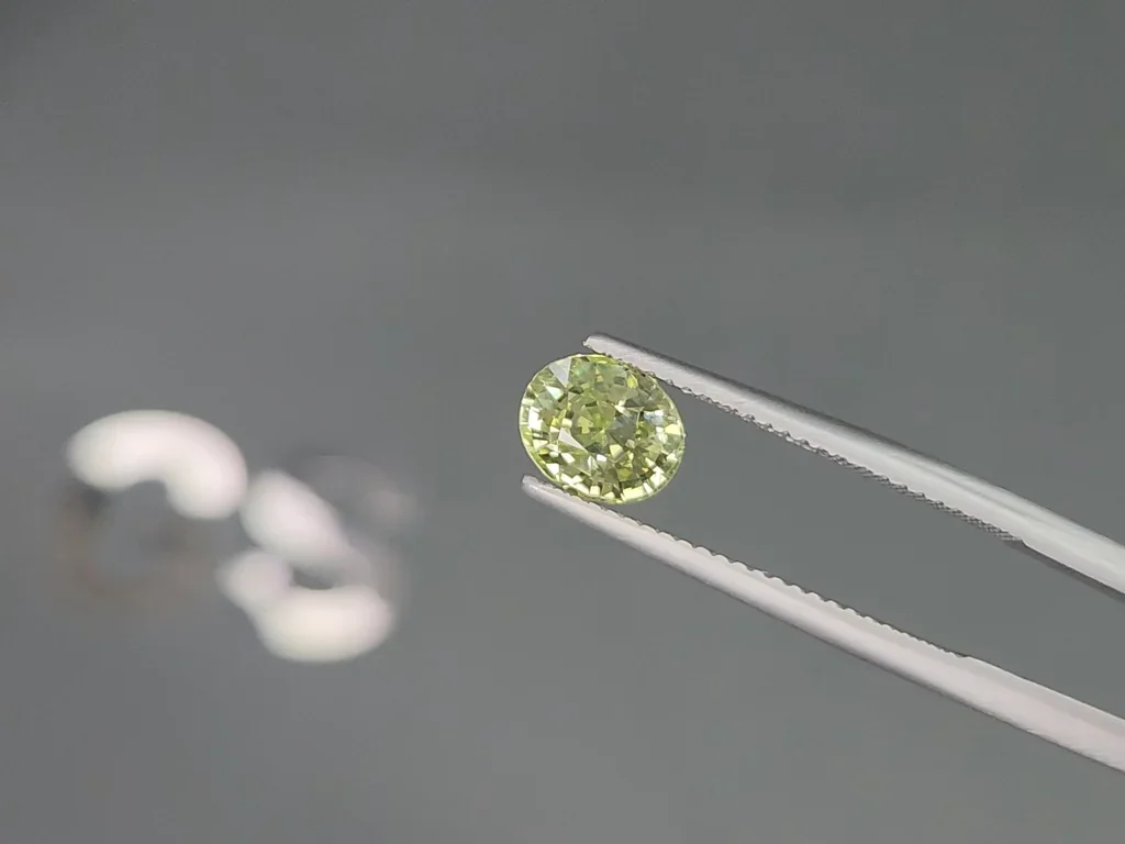 Yellow green chrysoberyl oval cut 1.67 carats, Sri Lanka 3