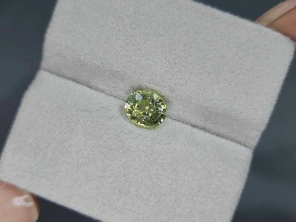 Yellow green chrysoberyl oval cut 1.67 carats, Sri Lanka 4