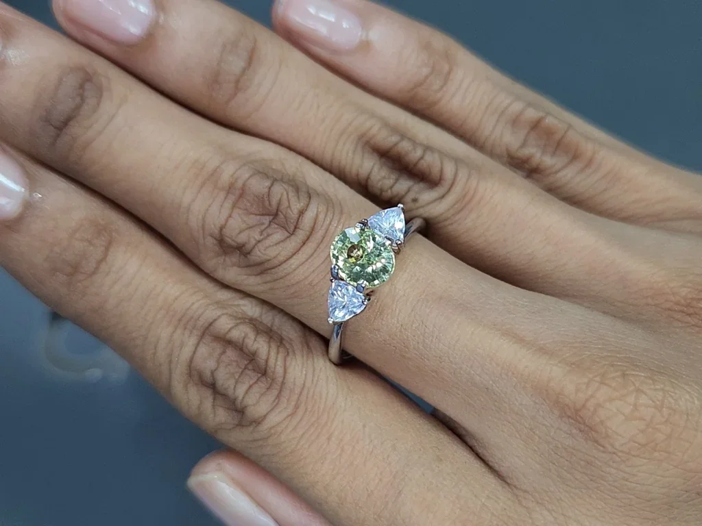 Yellow green chrysoberyl oval cut 1.67 carats, Sri Lanka 5