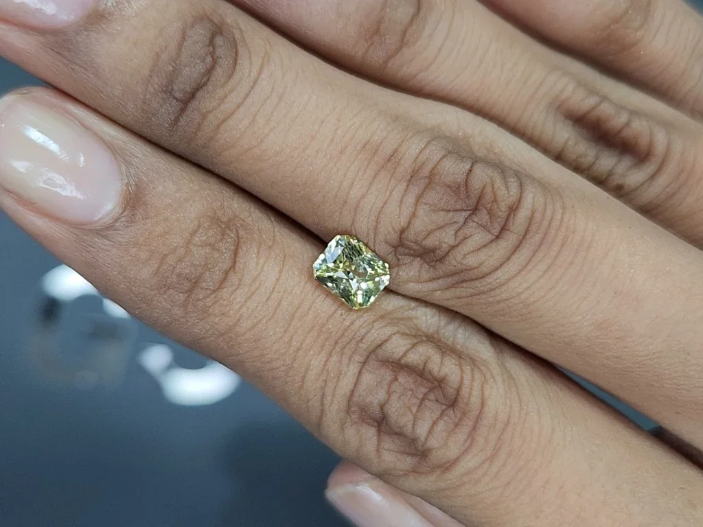 Yellow green chrysoberyl radiant cut 1.53 carats, Sri Lanka 2