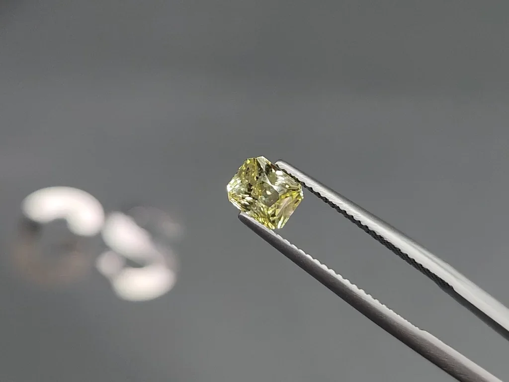 Yellow green chrysoberyl radiant cut 1.53 carats, Sri Lanka 3