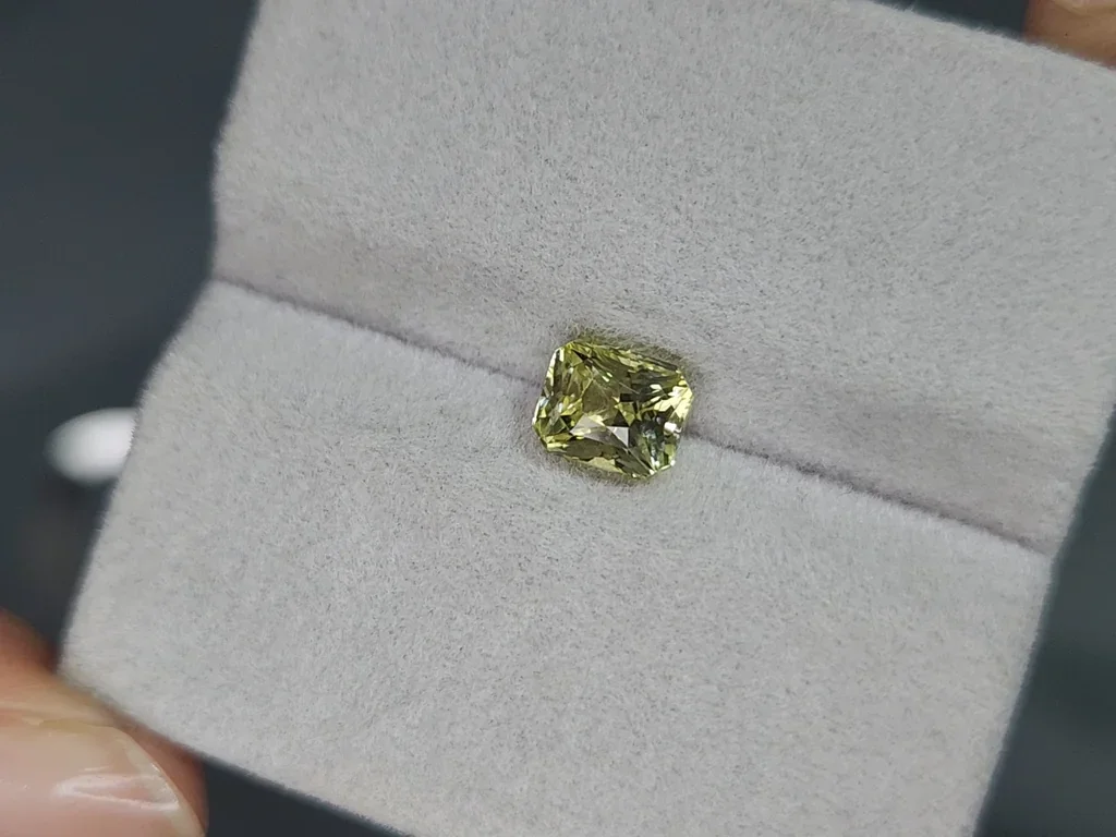 Yellow green chrysoberyl radiant cut 1.53 carats, Sri Lanka 4