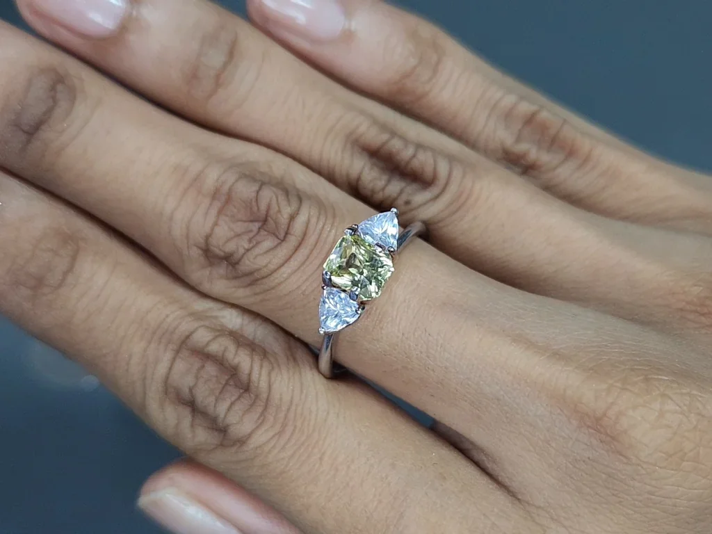 Yellow green chrysoberyl radiant cut 1.53 carats, Sri Lanka 5