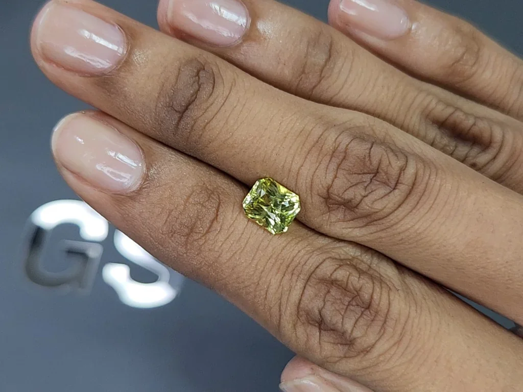 Yellow green chrysoberyl radiant cut 2.19 carats, Sri Lanka 2