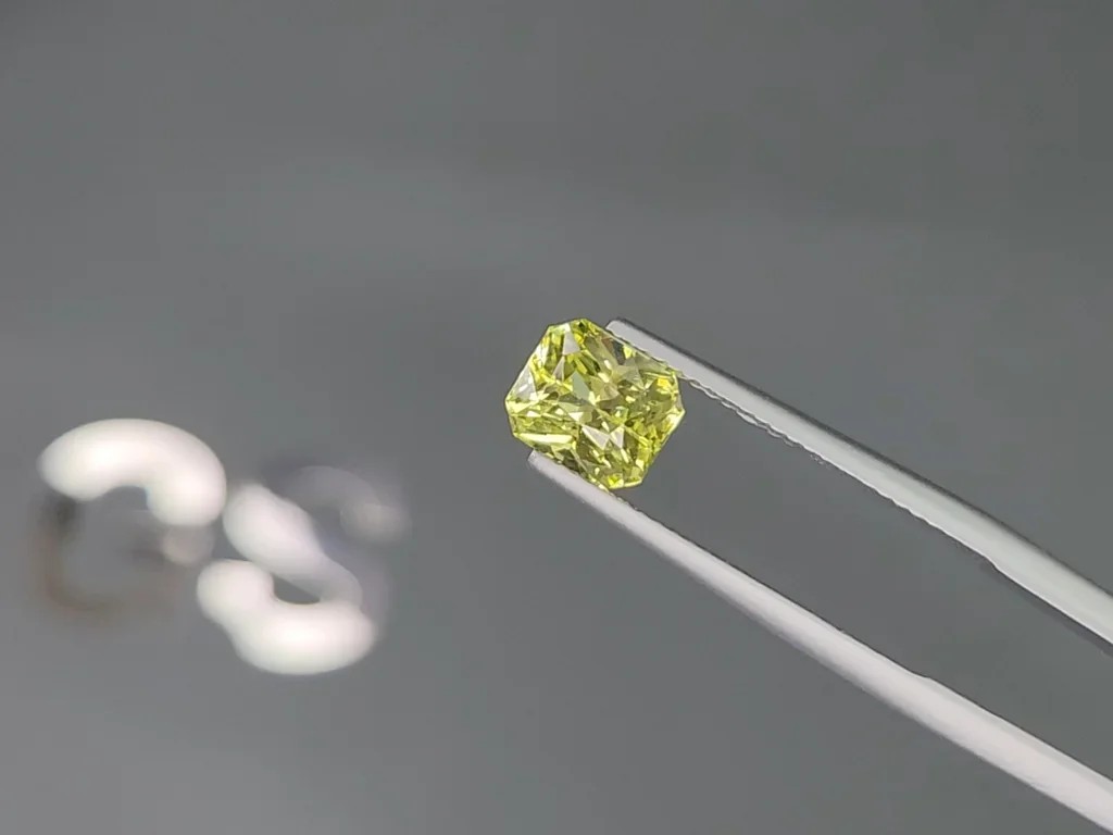 Yellow green chrysoberyl radiant cut 2.19 carats, Sri Lanka 3