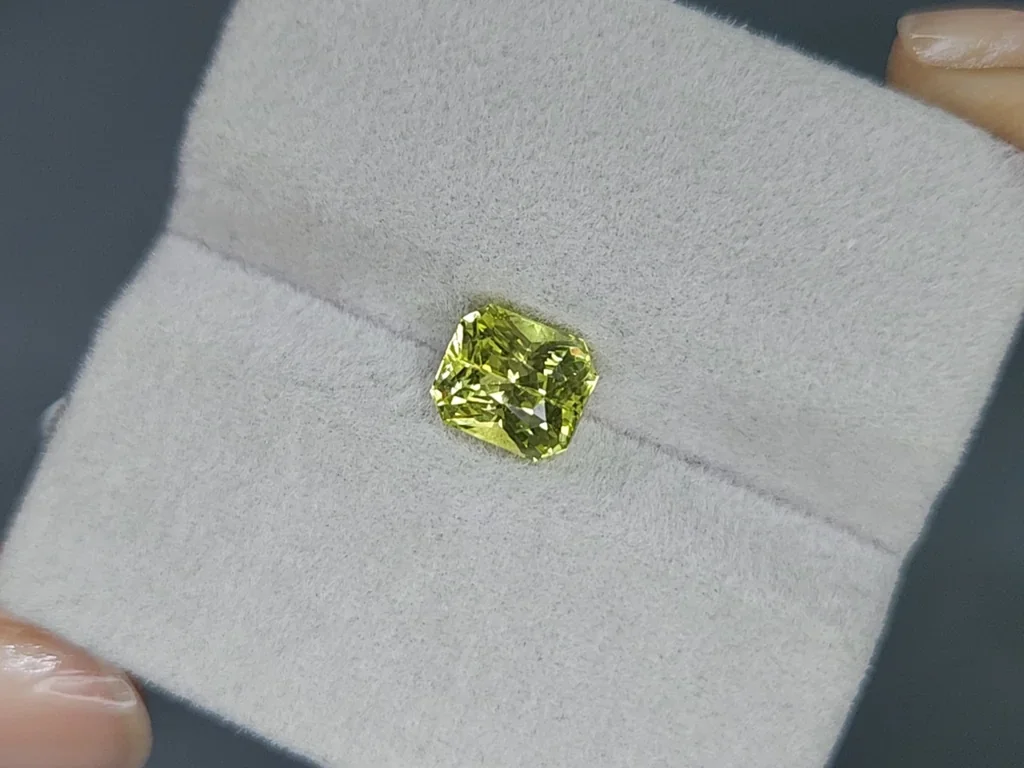 Yellow green chrysoberyl radiant cut 2.19 carats, Sri Lanka 4