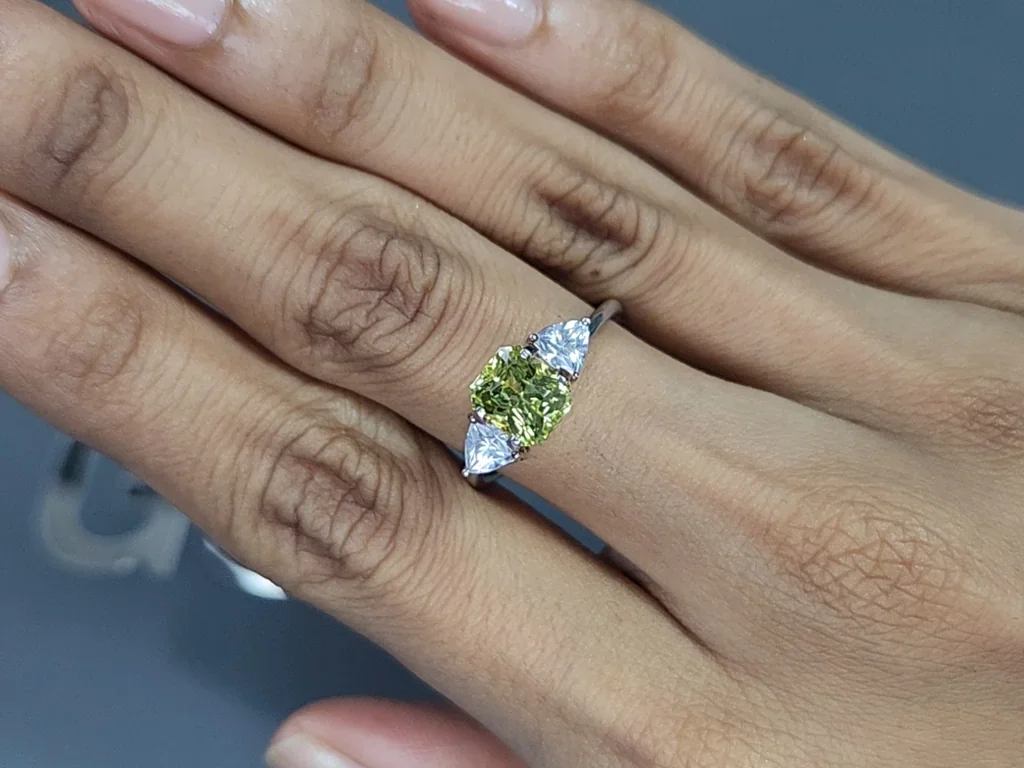 Yellow green chrysoberyl radiant cut 2.19 carats, Sri Lanka 5