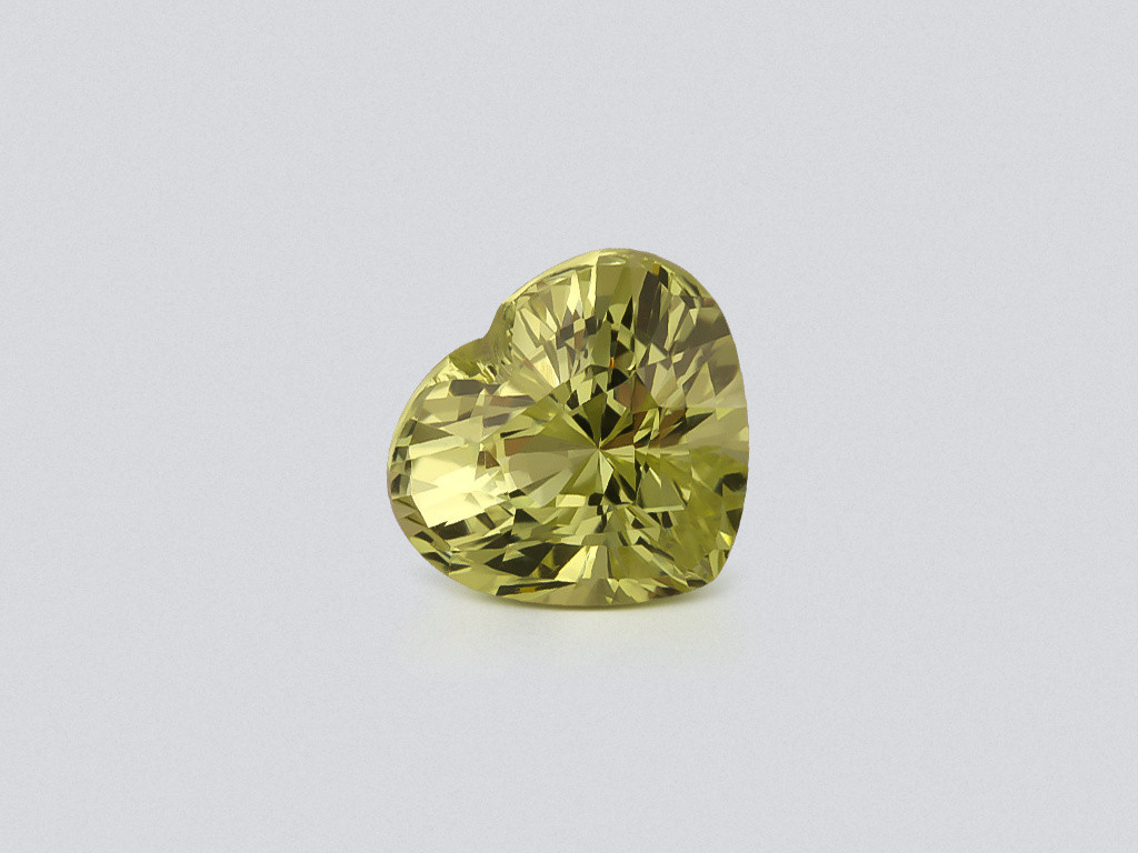 Yellow green chrysoberyl shape heart  2.52 carats, Sri Lanka