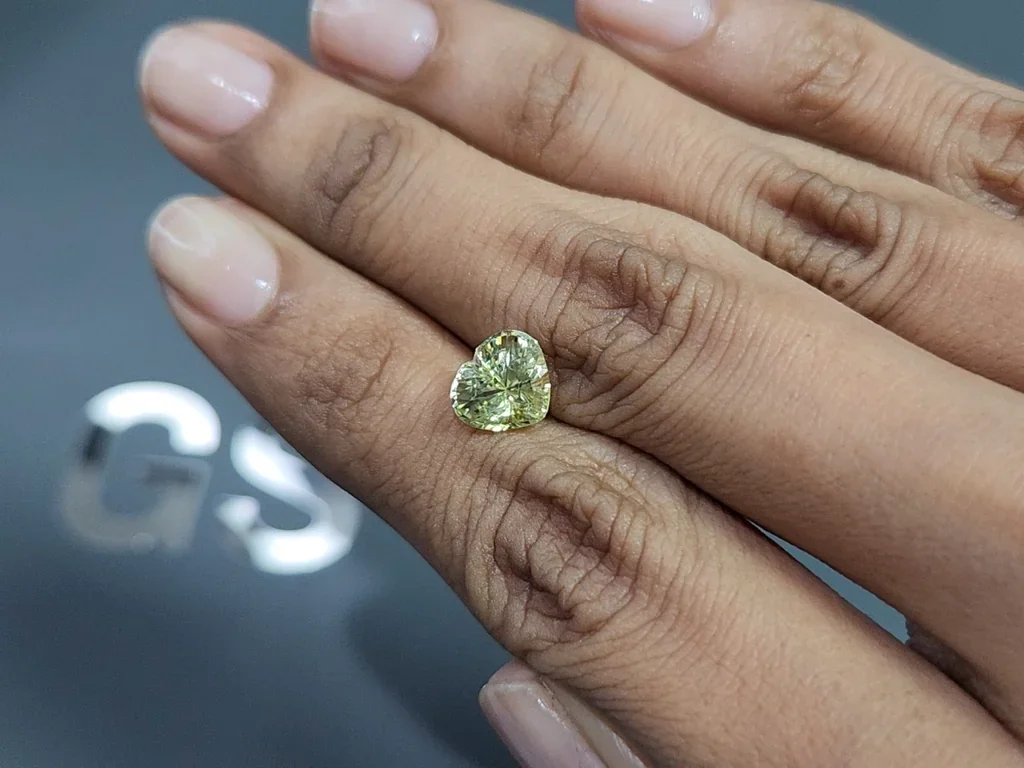 Yellow green chrysoberyl shape heart  2.52 carats, Sri Lanka 2