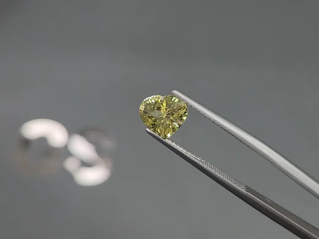 Yellow green chrysoberyl shape heart  2.52 carats, Sri Lanka 3