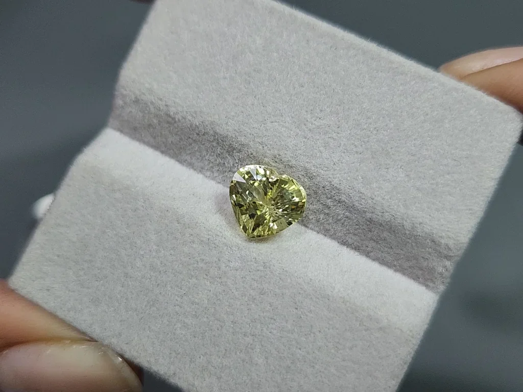 Yellow green chrysoberyl shape heart  2.52 carats, Sri Lanka 4